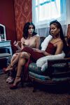 Kira noir şi Jane Wilde păsărică lesbiană sălbatică lins pe canapea