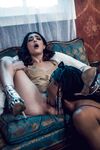 Kira noir şi Jane Wilde păsărică lesbiană sălbatică lins pe canapea
