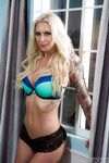 Păsărica erecţiei a lui Brooke despachetată şi futută de un armăsar tatuat