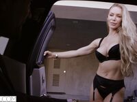 Nicole aniston zâmbește în timp ce păsărica ei strâns este forat greu
