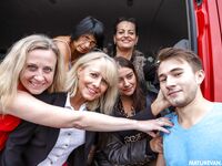 Grupul maiestuos al lui Nimphoman futut tare în maşină ar bea Koko blond şi renaşte