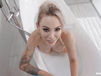 Tattoed blond Milf Isabelle deltore suge pula lui jordi cu sânii suculent în baie