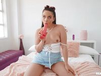 Ariana van x se încălzeşte cu partida ei preferată de sex înainte să i-o tragă