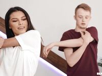 Micul păr castaniu reyna de la cruz podea devine futut greu