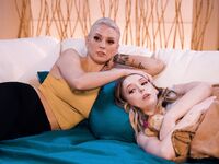 Kenzie Taylor şi Lily Larimar se bucură să-şi lingă păsărica de ras
