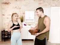 Lilly Bell cu maseuză blondă cu sâni mici nu poate fi satisfăcut cu coada tare a lui Codey