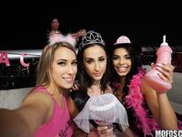 Ashley Adams și Gina Valentina și-o trag împreună