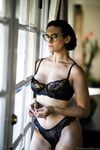 Romi Rain si Penny Barber se ling una pe alta