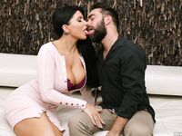 Romi Rain o duce greu