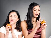 Licking Jane Wilde și Emily Willis