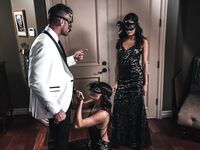 Adria Rae și Emily Willis fac sex pentru două persoane