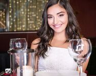 Emily Willis face sex în restaurant
