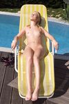 Yasmine Gold se masturbează lângă piscină