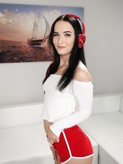 Viol, Sasha Sparrow - Lesbiană bătrână și adolescentă