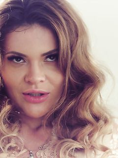 Gina Gerson & Verona Sky - Lingere senzuală a păsăricii