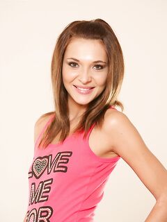 Alexis Brill își excită mufa