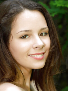 Arina își arată trupul în pădure