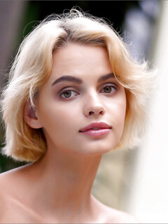 Ariel blonda amatoare fierbinte