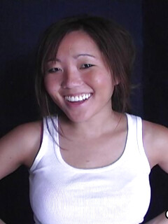Leilli Yang suge penis negru