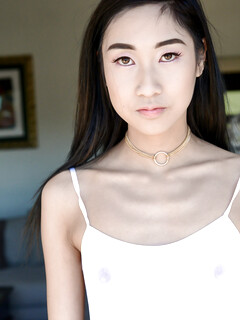 Eva Yi, tipa asiatică drăguță