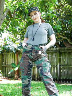 Dani Blu și Callie Black sunt fetele soldat sexy