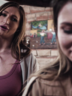 Paige Owens și Skylar Snow scenă lesbiană