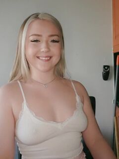 Eva Nyx... Pasarica ei perfect rasa se futut tare dupa ce ea da tipul un sex oral adanc!