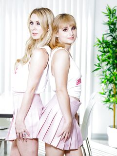 Târfele blonde Sydney Paige şi Evie Christian sunt futuţi frumos în POV!