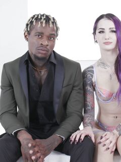 Nimfomanul de 19 ani Valerica Steele se bucură de scula iubitului ei negru în orice fel