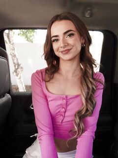 Trupul lui Nikki Nicole adolescent slab intră şi iese din maşină devine sex dur