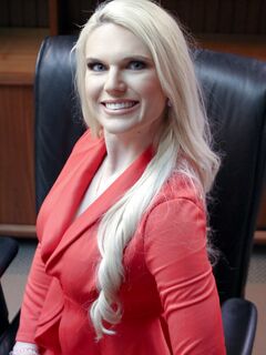 Milf Sydney Davis şi-o trage cu directorul încrezător