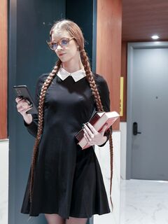 Un şoarece lung cu părul negru cu ochelari este futut într-un colanţi străpuns