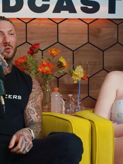 Fete tatuate Abigail Morris și Toochi Kash împart lupul roșu