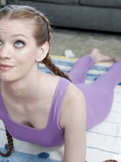 Mylf de yoga subțire Erin Everheart suge și devine pula lui în fund
