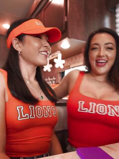 Emerald Loves şi Cassie Lenoir îşi ling păsărica în timpul sexului sălbatic