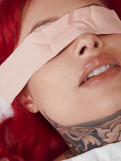 Tattored Red Milf Xwife Karen devine dracu 'demn în timpul masajului