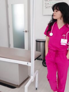 Tânără asistentă care suge şi călăreşte penisul mare negru cu sâni naturali la orgasm