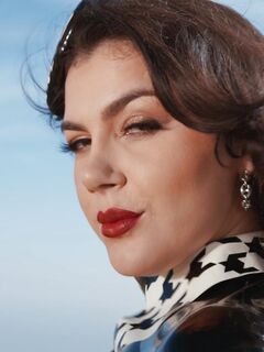 Regina italiană Valentina înghite cele două bps în gâturile nappiene şi se grăbeşte să iasă în aer liber