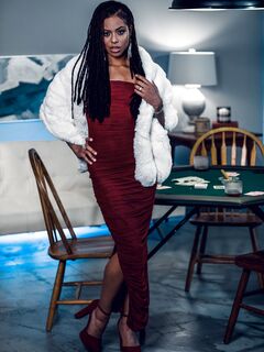 Kira noir şi Jane Wilde păsărică lesbiană sălbatică lins pe canapea