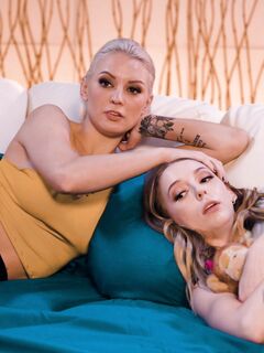 Kenzie Taylor şi Lily Larimar se bucură să-şi lingă păsărica de ras