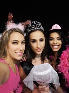 Ashley Adams și Gina Valentina și-o trag împreună