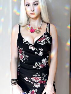 Skylar Vox adolescenta cu sani mari