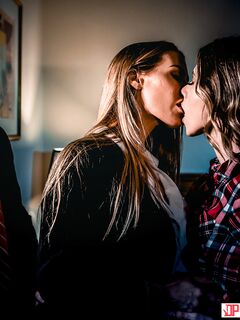 Anya Olsen și Nicole Aniston fac sex în trei