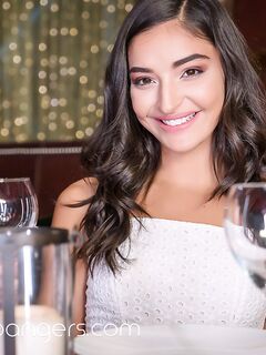 Emily Willis face sex în restaurant